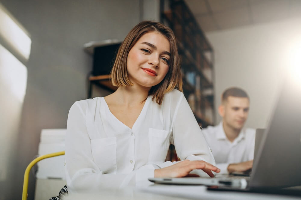 kobieta i mężczyzna, pracujący w biurze